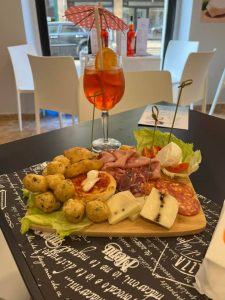 Aperitivo a buffet napoletano a Torino